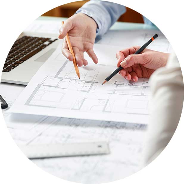 Zwei Konstrukteure bei der Arbeit über einer Zeichnung